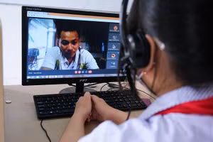 Giáo viên ứng dụng các phần mềm vừa đánh giá học sinh, vừa giúp học sinh hứng thú trong những giờ học. Ảnh: TG