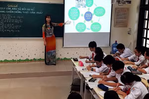 Cô và trò Trường THCS Lương Yên (Hai Bà Trưng – Hà Nội) trong tiết học chủ đề liên quan tới Bác Hồ. Ảnh: TG