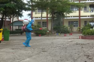 Lực lượng chức năng phun khử khuẩn khuôn viên Trường Tiểu học Huỳnh Văn Đảnh, huyện Tân Trụ, Long An. Ảnh: Kim Tuyền