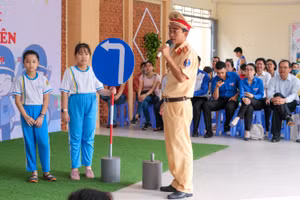 Công an quận Ninh Kiều (TP Cần Thơ) tuyên truyền ATGT tại trường học. 