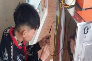 Lý A Sùng lắp ráp sản phẩm. Ảnh: NTCC