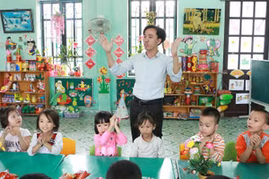 Trong tâm trí của thầy Hoan, những ánh mắt thơ ngây và nụ cười vui tươi của trẻ đều là động lực để thầy tiếp tục gắn bó với giáo dục mầm non. Ảnh: Đình Tuệ