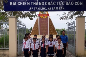 Cô Thạch Thị Bút Pha cùng HS thăm khu di tích lịch sử.