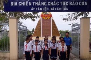 Cô Thạch Thị Bút Pha cùng HS thăm khu di tích lịch sử.