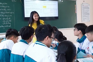 Cô Nguyễn Thu Hiền trong một buổi sinh hoạt nhóm cùng học trò. Ảnh tư liệu do NVCC 