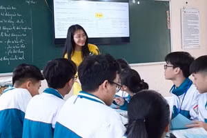 Cô Nguyễn Thu Hiền trong một buổi sinh hoạt nhóm cùng học trò. Ảnh tư liệu do NVCC 