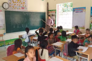 Trong lớp học ghép 2 trình độ tại điểm lẻ Trường Tiểu học Trung Lý 1. Ảnh: NTCC