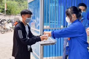 Thanh niên tình nguyện ship cơm đến tận tay thí sinh ở nhà trọ.