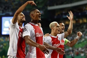 Các cầu thủ Ajax Amsterdam ăn mừng thành tích toàn thắng vòng bảng Champions League 2021 - 2022.