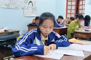 Buổi tối, Trường THPT Quế Phong mở cửa lớp, sáng đèn cho học sinh ở bên ngoài vào tự học.