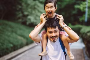 Nhiều ông bố gắn kết hơn với con nhờ nghỉ làm trong lúc vợ sinh em bé.