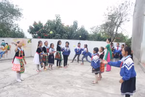 Cô – trò Trường Tiểu học Nậm Cắn I cùng chơi trò chơi dân gian. Ảnh: TG