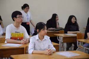 Học sinh tham gia kỳ thi vào lớp 10 công lập. Ảnh minh hoạ