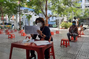 Phụ huynh Trường Tiểu học Lê Lai (quận Hải Châu, TP Đà Nẵng) đến trường nhận bài kiểm tra cuối học kỳ II năm học 2020 – 2021 về nhà cho học sinh làm. 