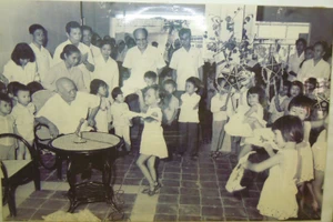 Chủ tịch nước Tôn Đức Thắng vui Trung thu với cô trò nhà trường năm 1977.
