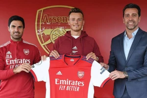 Ben White tại buổi lễ kí hợp đồng 5 năm với Arsenal.