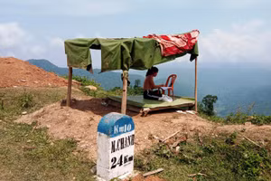 Em Tặng Thị Diện – sinh viên Trường ĐH Hồng Đức dựng lều trên đồi học trực tuyến.