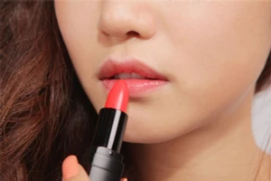 Tuyệt chiêu giúp môi hết xỉn màu và khô ráp do đánh son