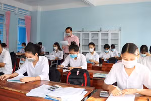 Thầy, trò Trường THPT DTNT Huỳnh Cương (Sóc Trăng) trong giờ học. 