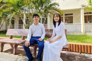 Em Võ Thị Kim Anh cùng thầy giáo chủ nhiệm Hoàng Văn Lập trong buổi chụp ảnh kỷ yếu tại trường sáng 26/7.