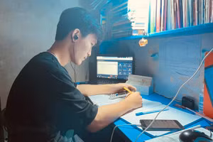 Đã thành thói quen sau khi nghe “Tiếng trống khuyến học”, em Lê Văn Đức (lớp 12A1, Trường THPT Hà Huy Tập) ngồi vào bàn học bài.