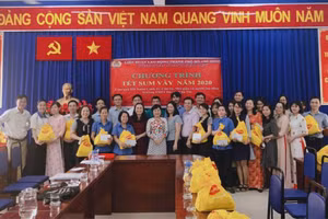 Công đoàn ngành GD TPHCM tặng quà và chúc Tết cho giáo viên dịp Tết Canh Tý. Ảnh: Công đoàn GD TPHCM