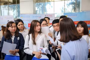 Nhiều thí sinh tham gia tư vấn tuyển sinh rất quan tâm đến mức học phí của các trường.