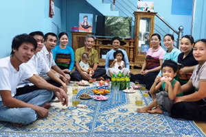 Bữa tụ họp gia đình, có mặt 5 con dâu của cụ Lương Văn Thoan và Hà Thị Hạt. 