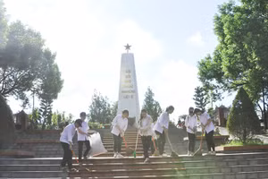 Giúp HS thêm yêu và tự hào về quê hương đất nước qua hoạt động giáo dục truyền thống. Ảnh: IT
