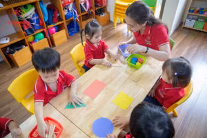 Trẻ làm quen với công cụ học tập. Ảnh: Thế Đại