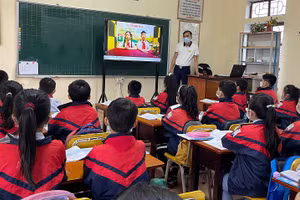 Học sinh Trường Tiểu học Thị trấn Đức Thọ thích thú với Chương trình “Mỗi tuần một câu chuyện đẹp, một cuốn sách hay, một tấm gương sáng”.