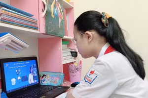 Em Nguyễn Hải Phương Trinh, lớp 6B, Trường THCS Tân Định, Hà Nội trong giờ học trực tuyến.