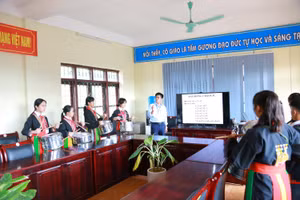 Thầy Nguyễn Văn Trường hướng dẫn học sinh các hoạt động ngoại khóa.