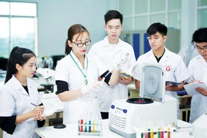 Sinh viên Khoa Khoa học tự nhiên, Trường Đại học Hùng Vương nghiên cứu, thực hành hóa sinh học.