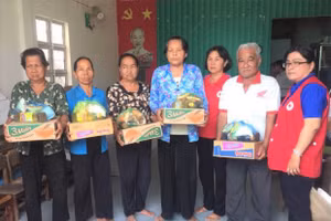 Cô Kim Thoa (phải) tặng quà cho đồng bào dân tộc Khmer.
