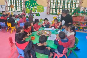 Trước khi vào lớp 1, trẻ cần được tăng cường kiến thức kĩ năng phù hợp (Trong ảnh: HS Trường Mầm non Nậm Chảy, huyện Mường Khương, Lào Cai).	Ảnh: NTCC