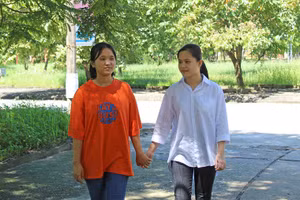 Đôi bạn thân cùng nhau dạo chơi sau buổi học đầu tiên ở môi trường mới.