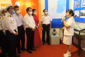 Lãnh đạo TP Hải Phòng cùng các đại biểu tham quan tại triển lãm.