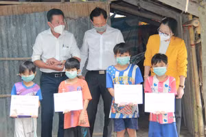 Bà Nguyễn Thị Quyên Thanh, Phó Chủ tịch UBND tỉnh Vĩnh Long (ngoài cùng bên phải) trao tặng sách giáo khoa cho học sinh khó khăn. Ảnh: NTCC