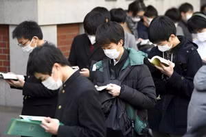 Học sinh Nhật chuẩn bị cho kỳ thi tuyển sinh đại học quốc gia.