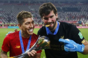 Tiền vệ Roberto Firmino (bên trái) và thủ môn Alisson trong màu áo Liverpool.