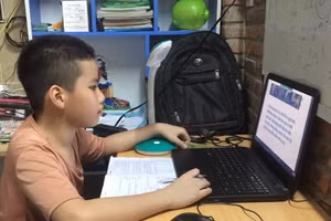 HS lớp 3/2 Trường Tiểu học Ông Ích Khiêm học trực tuyến, ôn tập lại kiến thức của chương trình lớp 3. 