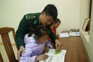 Cán bộ, chiến sĩ đồn Lũng Cú luôn yêu thương và chăm sóc hết mình cho 3 chị em Thò Thị Dính, Thò Mí Và, Thò Thị Xúa (dân tộc Mông) có hoàn cảnh bất hạnh. Ảnh: Đơn vị cung cấp