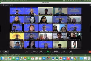 Thầy Nguyễn Sinh Hiệp (thứ hai từ phải qua trái – hàng trên cùng) trong khóa tập huấn, bồi dưỡng mô-đun 4 qua hình thức lớp học ảo. Ảnh: NVCC