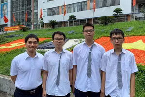 Thầy Lê Mạnh Cường và 3 học sinh Nguyễn Hoàng Nam, Trần Quang Vinh, Nguyễn Mạnh Quân (từ bên trái ảnh).