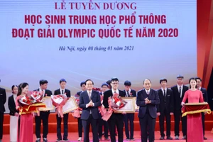 Thủ tướng Nguyễn Xuân Phúc và Bộ trưởng Bộ GD&ĐT Phùng Xuân Nhạ trao Huân chương Lao động cho các học sinh đoạt giải cao trong các kỳ thi Olympic quốc tế năm 2020. Ảnh: Thế Đại