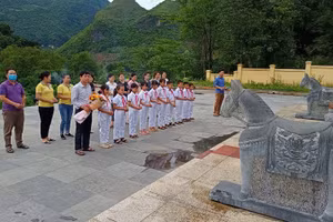 Một buổi dâng hương tưởng niệm Anh hùng liệt sĩ Vừ A Dính do Trường Tiểu học Pú Nhung tổ chức.