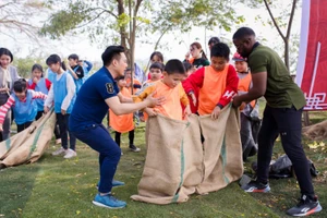 Thầy và trò trường Tiểu học Đông Thái, quận Tây Hồ, Hà Nội hào hứng với trò chơi nhảy bao bố.