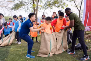Thầy và trò trường Tiểu học Đông Thái, quận Tây Hồ, Hà Nội hào hứng với trò chơi nhảy bao bố.