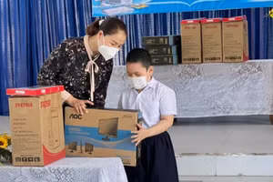 Học sinh Trường Tiểu học Nguyễn Du được hỗ trợ máy tính, đầu thu, sim 4G. 